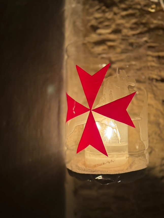ガラス瓶に貼られた赤いマルタ十字