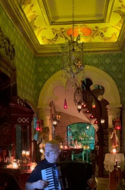 路地の奥でアコーディオンの音が静かに響き、時間が止まったような夜でした。