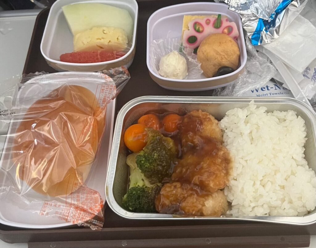 パンと甘い唐揚げとフルーツ